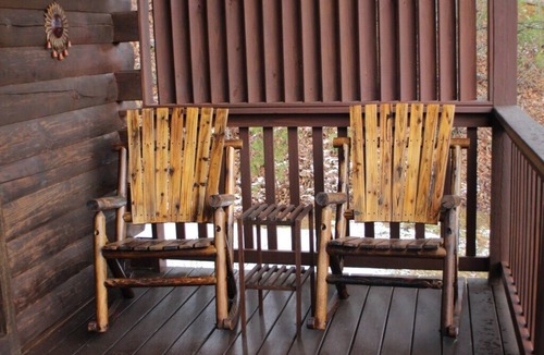 Black Bear Falls Cabin | TRUE LOG CABIN FANTASTIC VIEWS (ONLINE BOOKING) 2.5 MILES TO GATLINBURG & PARK
