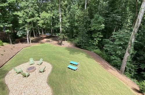 Martin House | Tugaloo Tuck-In on Lake Hartwell, PRIVATE COVE, covered dock, huge yard, firepit