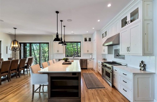Turtlehead House | Turtlehead 520: Luxurious 6BR retreat in scenic Salem, SC, perfect for family getaways.