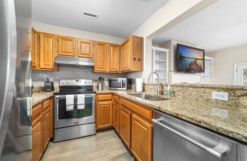 Cornelius Condo | Tuscany Lane Townhouse - 2 floors, Near Lake, Pool, Pets OK - LKN Location
