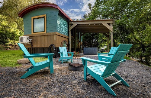 Goldbond Cottage | Unique Gypsy Jade at Four Fillies Lodge-w/Hot Tub