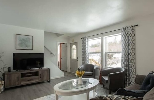 Leeds House | Unlimited Privacy on 40 Acres - Newly Renovated Home