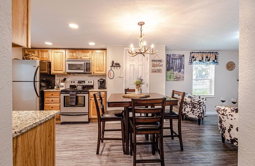 Cherokee Cabin | "UNWIND BY THE WATER'S EDGE" Beautiful 2/1 Cabin w/Hot Tub on Roaring Creek!