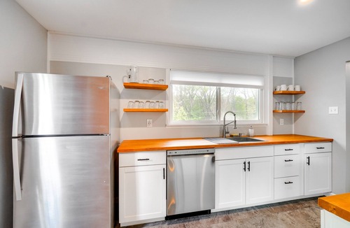 Oak Ridge House | Updated Home: Central Oak Ridge Location