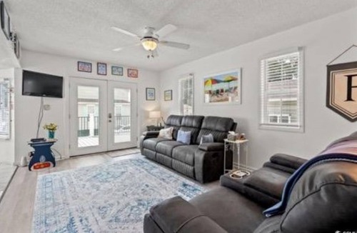 Myrtle Beach Cottage | UPDATED WITH CART. DOGS <20 LBS MUST BE PRE APPROVED, SITE 5518 SANDLAPPER LN.