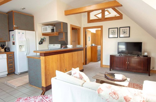 Northeast Virginia Beach Villa | Upstairs 1Br Beach Apartment in the Heart of the Vibe District 5 Minute Stroll to Beach 1480