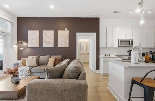 Second Ward Apartment | Urban Escape - Free Parking, Pool, Gym