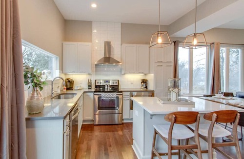 Chestnut Hill Villa | Urban Retreat | Rooftop Views | Walk to Downtown