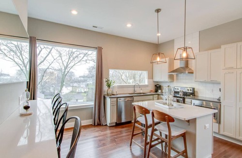 Chestnut Hill Villa | Urban Retreat | Rooftop Views | Walk to Downtown