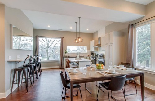 Chestnut Hill Villa | Urban Retreat | Rooftop Views | Walk to Downtown