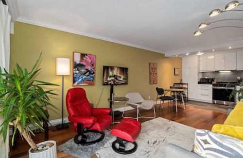 Kitsilano Apartment | Vancouver, Kitsilano condo 111 steps to Kits beach