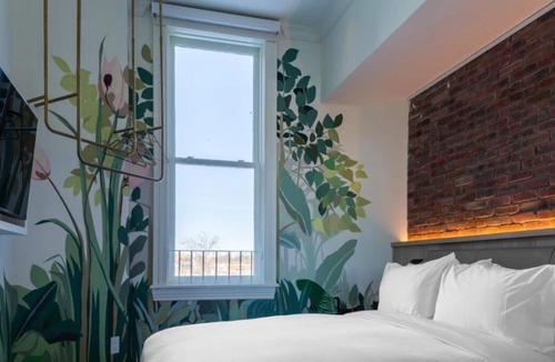 Beaconsfield Village House | Vibrant Neighborhood! Walk to Shops, Restaurants and Trinity Bellwoods Park