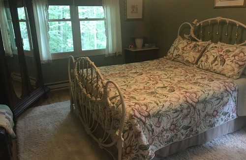 Glenville Cottage | View The Lake Among Hummingbirds And Butterflys