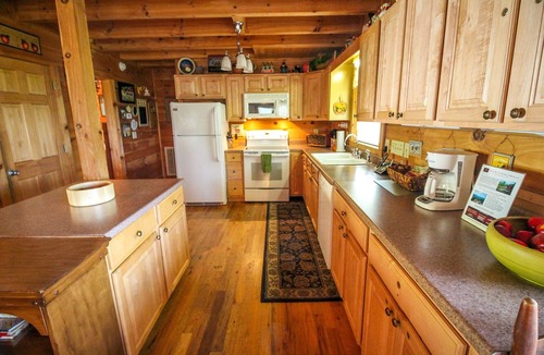 Buck Mountain Cabin | Views & Cool Mtn Breezes-4BR/4BA w/Hot Tub & Pool Table, Near West Jefferson