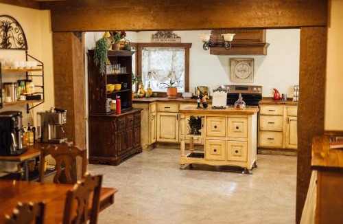 Dahlonega House | Villa Serena Tuscan Theme home with a HIDDEN lounge, fire pit, lawn games, creek