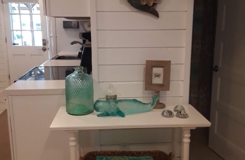 Crescent Beach House | VINTAGE BEACH COTTAGE 5⭐️ 90sec WALK TO BEACH, Enjoy! 🐳