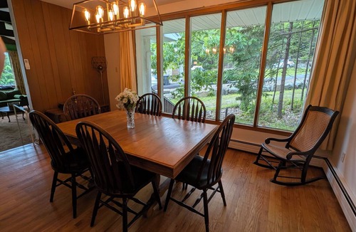 Dartmouth Cottage | Vintage Lakehouse | WIFI | Parking | Waterfront | BBQ | Games | Private Dock