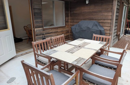 Dartmouth Cottage | Vintage Lakehouse | WIFI | Parking | Waterfront | BBQ | Games | Private Dock
