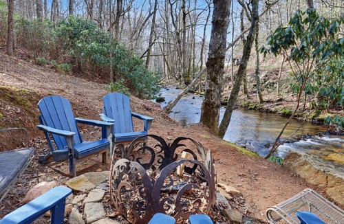 Hiawassee House | Vintage Luxury Mountain Cabin, Creekside, King Bed, Spa, Fire Pit, Game Room, DogsOk