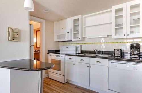 Northeast Virginia Beach Villa | Virginia Beach | Oceanfront Luxe | Pool & Beach | 2BR Deluxe