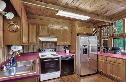 Six Mile House | Walhalla Hwy Spacious 4BR home with waterfront access, perfect for 8 guests.