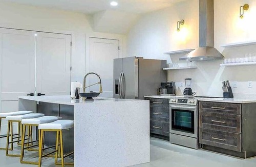 North Capitol House | Walk 2 Broadway 15 beds! Private Hot Tub & Pool