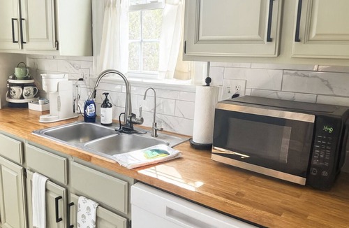 Farmville Cottage | Walk to Longwood Sleeps 6 Cozy Cottage Near Hampden-Sydney