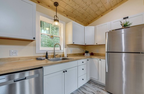 Waynesville Cabin | Walk to Main St! Mtn-View Getaway in Waynesville