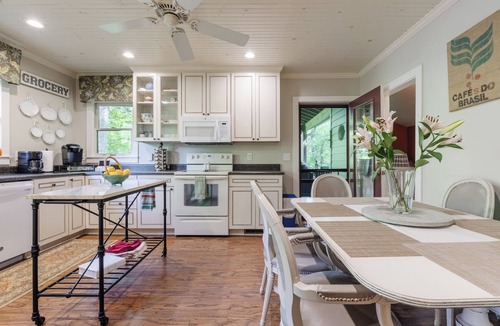Saluda House | Walk to Main St Saluda*Outdoor Games* Pet Friendly*
