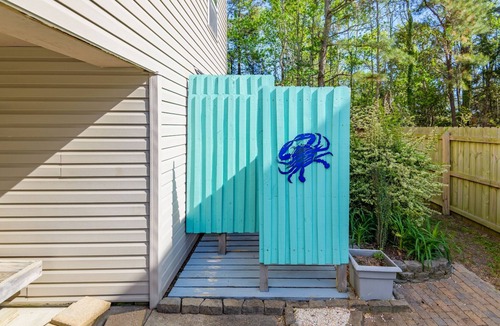 Manteo House | Walk to Manteo Waterfront 3BR Retreat Outdoor Shower + Spacious Decks