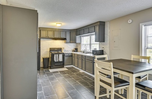 Lumberton House | Walk to Park! Family Retreat w/Yard in Lumberton