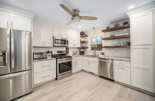 Mount Pleasant House | Walk to Shem Creek and Dining - Mins to Downtown CHS and Beaches!