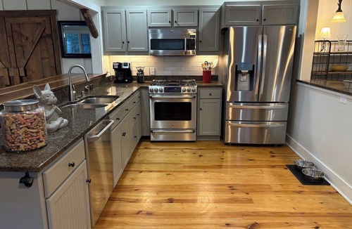 Highlands House | Walk-to-Town Cozy 3BR Cottage | Huge Porch | Fire Pit | Arcade | 2 Fireplaces