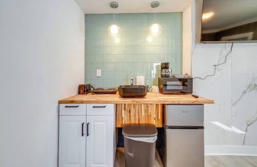 Bellepoint Apartment | Walkable Location! High-End 4-Unit Hinton Getaway