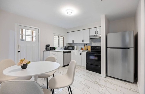 Walkerville Apartment | Walkerville 1BR Apartment| Walk to Caesars Casino