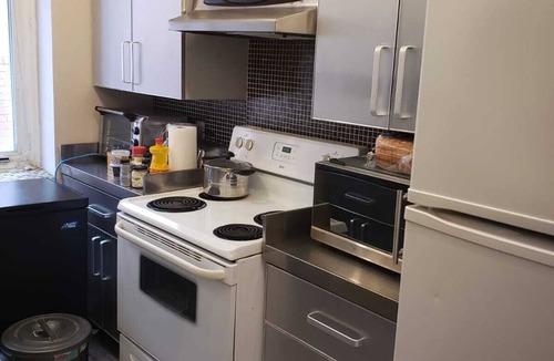 Cote-Des-Neiges—Notre-Dame-De-Grace Apartment | Warm apartment with a bus stop at its doorstep