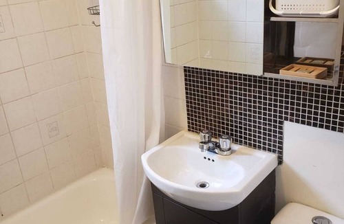 Cote-Des-Neiges—Notre-Dame-De-Grace Apartment | Warm apartment with a bus stop at its doorstep