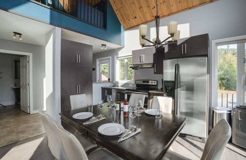 Saint-Raymond Cabin | Waterfront Chalet w/Hot Tub, Lake Access & Kayak