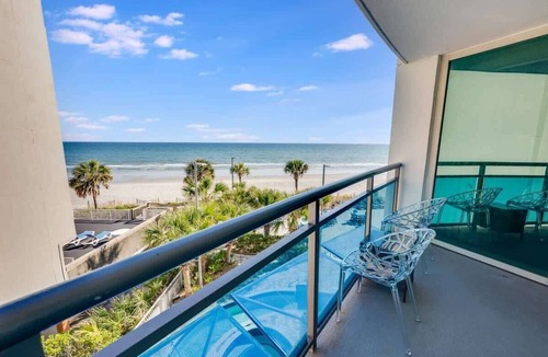 Downtown Myrtle Beach Condo | Waterfront condo with pool & hot tub