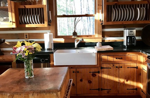 Clarksville House | WATERFRONT LOG HOME/HOT TUB/2 FIREPLACE/77" TV/STARLINK/ LG DECK/FIRE PIT