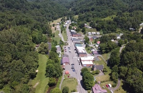 Lansing House | Waterfront property along the historic Virginia Creeper Trail