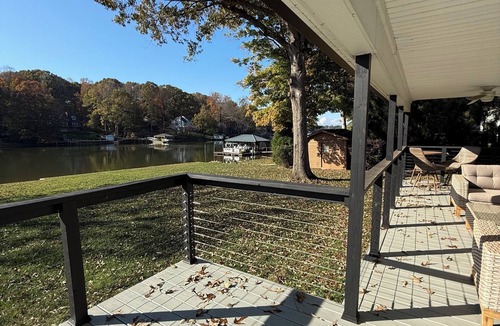 Mayhew House | WATERFRONT renovated 3 bdrm quiet safe area pet friendly restaurants shops near