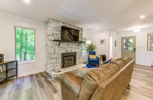 Hemphill Heights House | Waynesville Cabin w/Pickleball Court and Hot Tub
