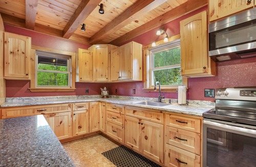 Scotts Cabin | Weaverville Cabin + Mini Cabins w/Pickleball + Hot Tub + 50 Acres