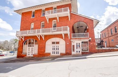 Abbeville House | Welcome to Abbeville! Short Drive to Greenwood City Garden! FREE Parking!