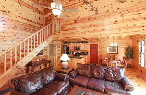 White Oak Lodge Cabin | White Oak Getaway, Hot Tub, Sleeps 6, Resort Community.