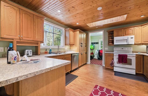 Sauble Beach House | Whitecaps Cottage | Hot Tub | Near BEACH | AC | PET Friendly