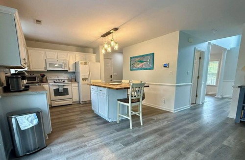 Cape Carteret House | Whole house on golf course and minutes to beaches