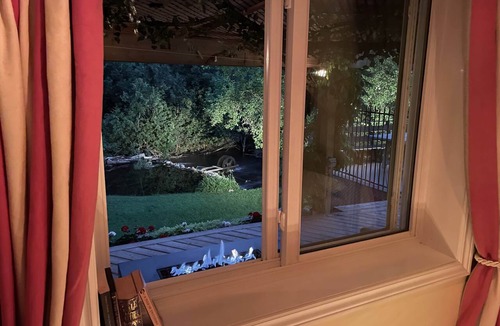 Erin Bed & Breakfast | WMK Tale of Two Cities Room