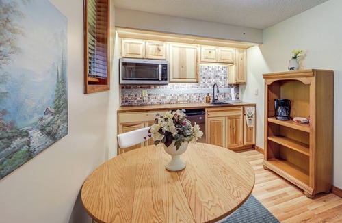 Newland Cabin | Wooded Cabin w/2 Decks on Golf Course in Newland!
